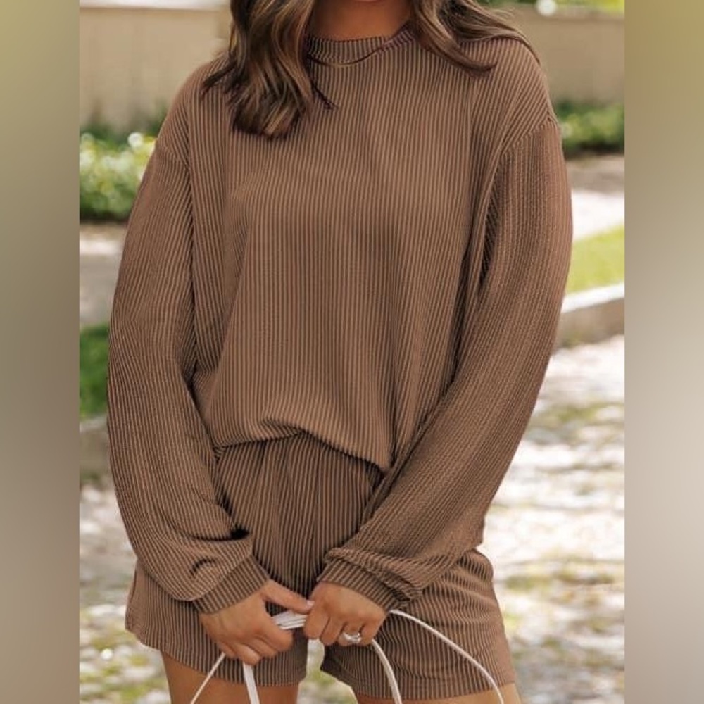 Super cute 🤎 stretchy set (shorts/top)
